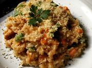 Uma foto de risoto frango