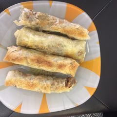A picture of رلّات مسخن Chicken and onion rolls.