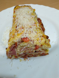 Una foto de Brazo de verduras con huevo, jamón y queso