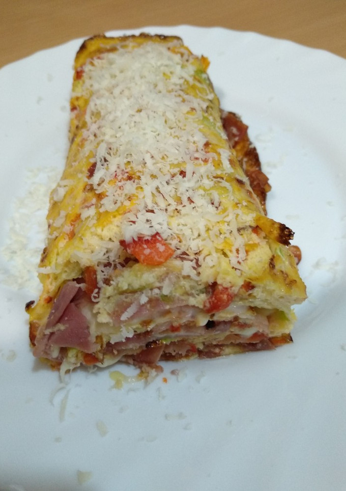 Una foto de Brazo de verduras con huevo, jamón y queso