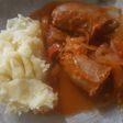 Chorizos a la pomarola con puré de papas