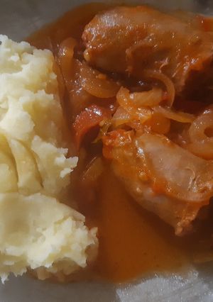 Una foto de Chorizos a la pomarola con puré de papas