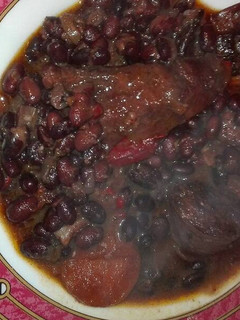 Una foto de Judías negras con oreja de cerdo y chorizo
