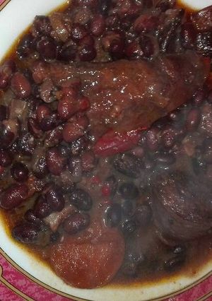 Una foto de Judías negras con oreja de cerdo y chorizo