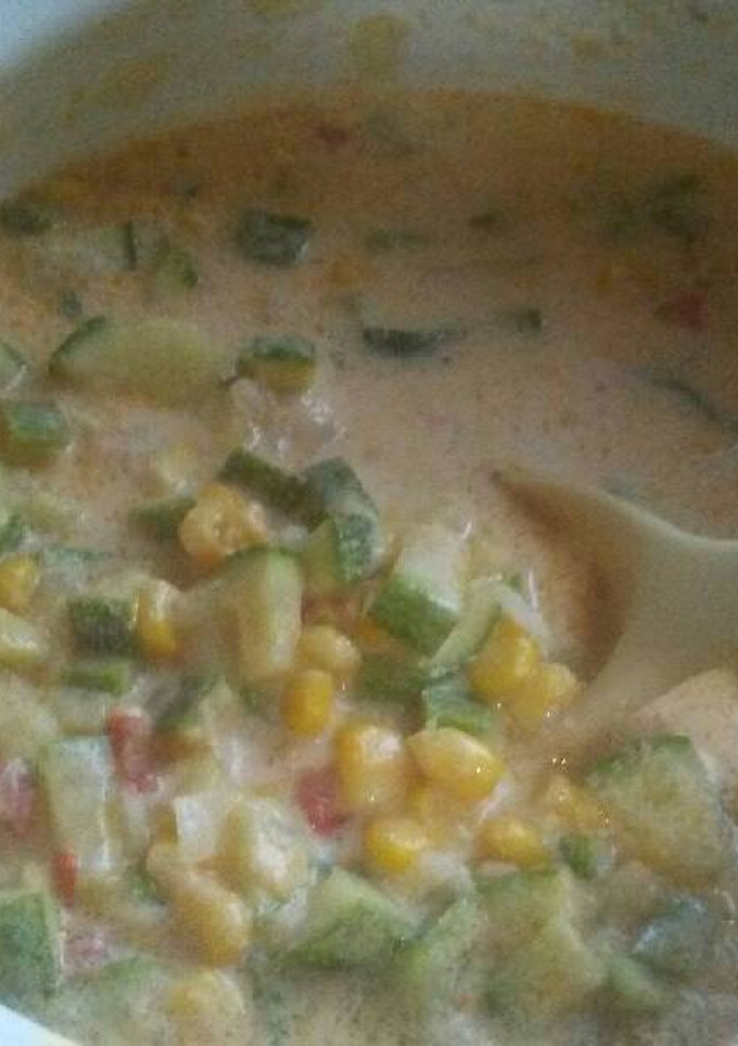 Una foto de Calabacitas con crema queso y elote🍲