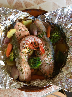 Una foto de Salmón con verduras y patatas en papillote