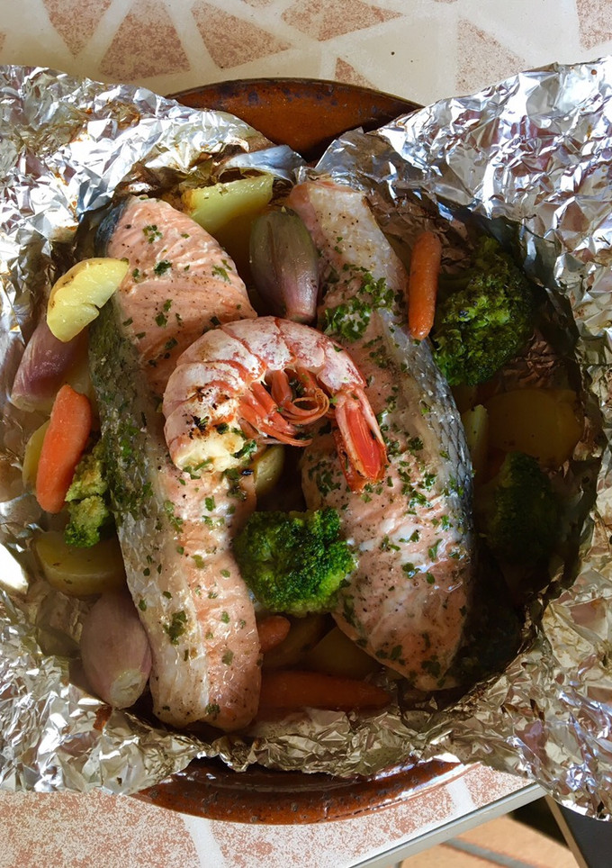 Una foto de Salmón con verduras y patatas en papillote