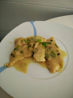 Una foto de Bacalao con ajos frescos y salsa de mostaza
