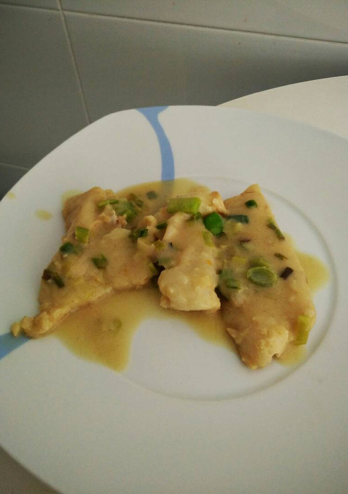 Una foto de Bacalao con ajos frescos y salsa de mostaza