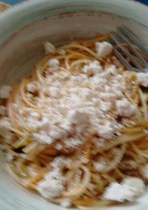 Una foto de Spaghetti con chile guajillo y queso. ॐ