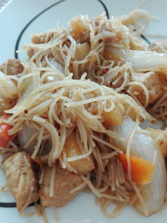 Una foto de Fideos Chinos transparentes con pollo
