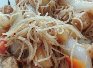 Una foto de Fideos Chinos transparentes con pollo