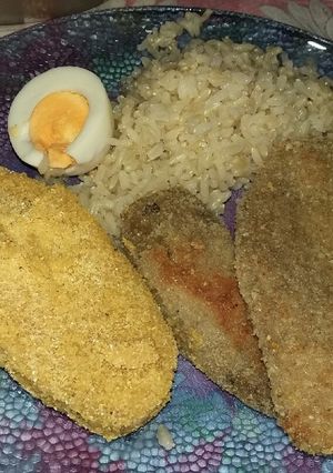 Una foto de Milanesa de berenjenas (rebosada con pan o polenta) con arroz