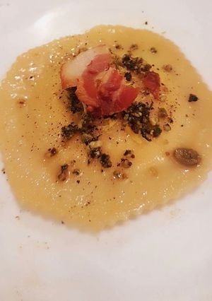 รูปของ ราวีโอลี่ลาวา ไส้ชีสริค๊อตต้า (Ravioli Egg Yolk with Ricotta)