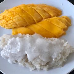 A picture of Mango & Sticky Rice (ข้าวเหนียวมะม่วง).