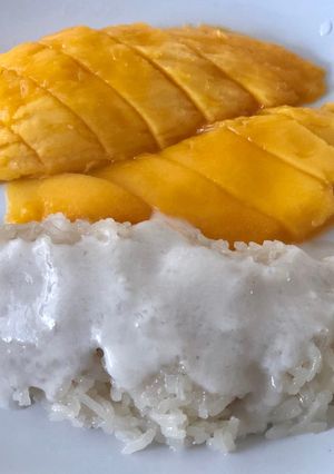 A picture of Mango & Sticky Rice (ข้าวเหนียวมะม่วง).