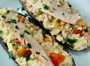 Una foto de Berenjena rellena de ensalada de cous cous con ventresca de atún
