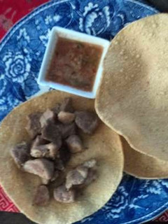 Una foto de Tostadas de cerdo al pulque y hierba santa, con salsa de tomatillo, chiles rojos, tequila y miel