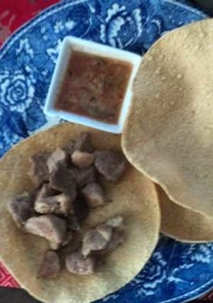 Una foto de Tostadas de cerdo al pulque y hierba santa, con salsa de tomatillo, chiles rojos, tequila y miel
