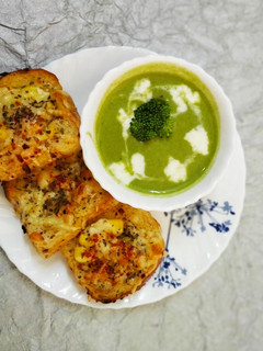 બ્રોકોલી આલમન્ડ સૂપ ચીઝી ગાર્લિક બ્રેડ(Broccoli Almond Soup Cheesy Garlic Bread Recipe In Gujarati) રેસીપી મુખ્ય ફોટો