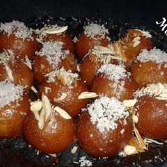 A picture of Gulab Jamun.