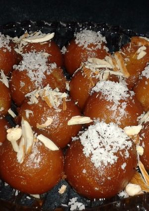 A picture of Gulab Jamun.