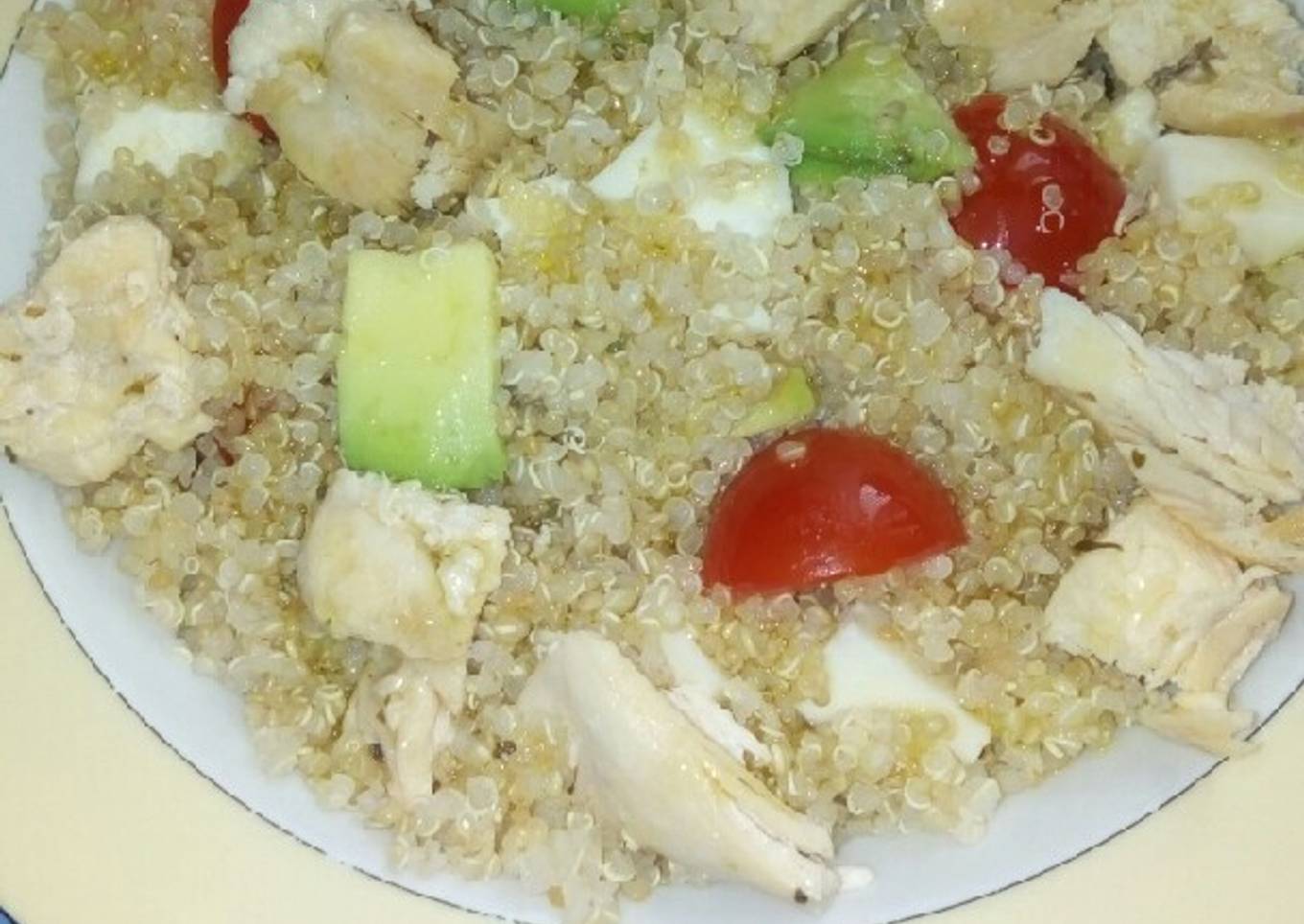 Ensalada de quinoa con pollo y aguacate