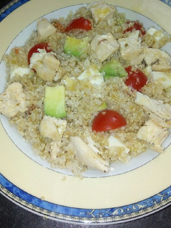 Una foto de Ensalada de quinoa con pollo y aguacate
