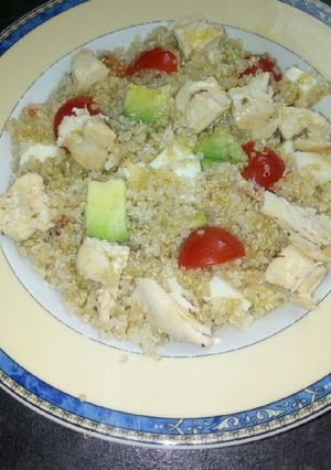 Una foto de Ensalada de quinoa con pollo y aguacate