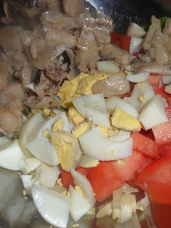 Una foto de Ensalada de merluza con huevo y tomate