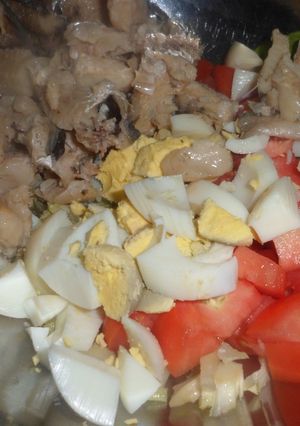 Una foto de Ensalada de merluza con huevo y tomate
