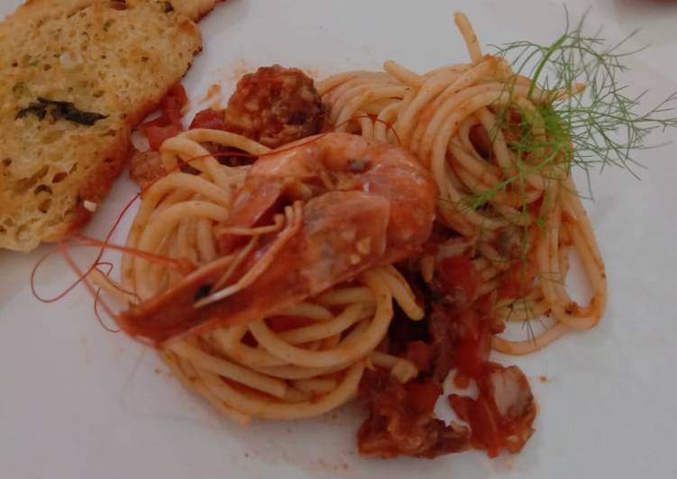 Spaghetti napolitana with garlic bread