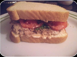 Una foto de Sándwich de atún