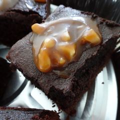A picture of Chocolate Chip Brownies with Cashew Salted Caramel.