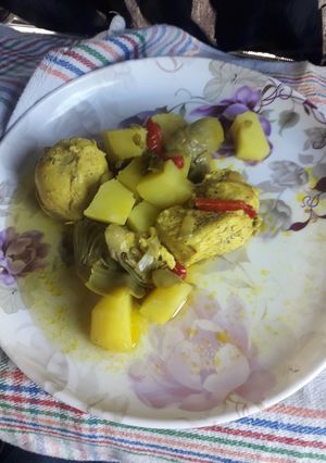 Una foto de Guiso de pechuga de pollo con patatas y alcachofa