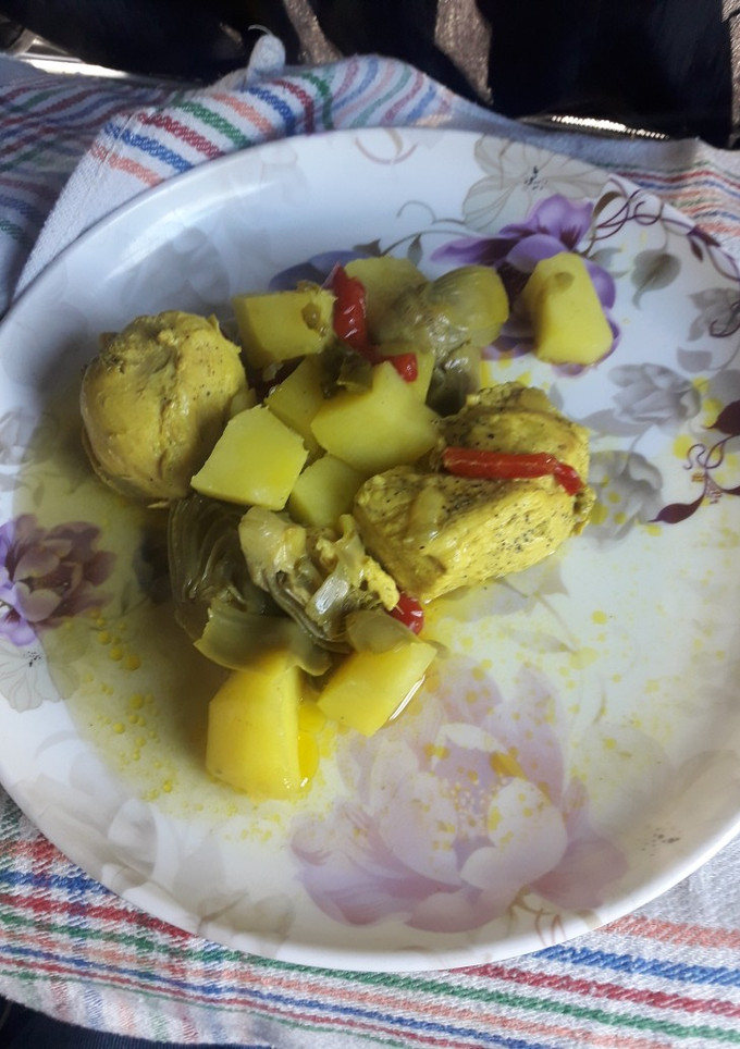 Una foto de Guiso de pechuga de pollo con patatas y alcachofa