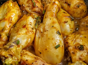 Una foto de Muslos de🍗pollo al curry y cebollín bogotano...!😋