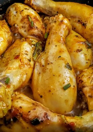 Una foto de Muslos de🍗pollo al curry y cebollín bogotano...!😋