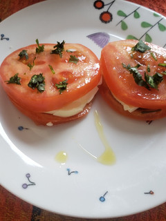 Una foto de Ensalada de tomate y queso 🍅 🧀