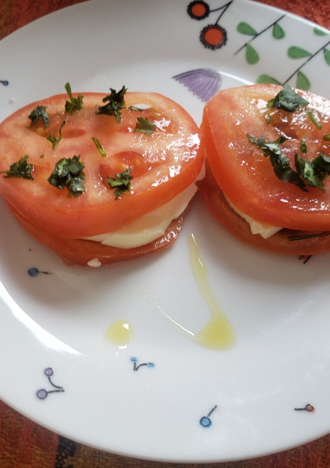 Una foto de Ensalada de tomate y queso 🍅 🧀
