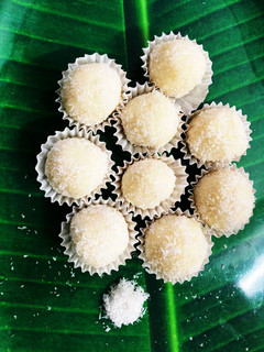કોકોનટ એન્ડ વ્હાઇટ ચોકલેટ ટ્રફલ (Coconut White Chocolate Truffle Recipe In Gujarati) રેસીપી મુખ્ય ફોટો