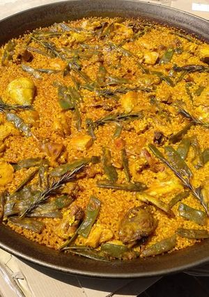 A picture of Paella Valenciana.