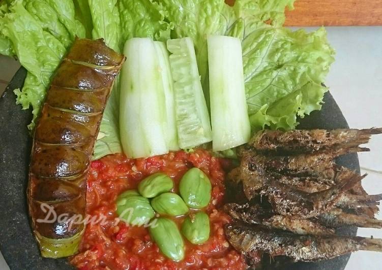 Bagaimana Menyiapkan Lalapan Sambal Terasi yang Menggugah Selera