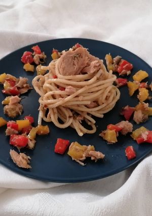 Foto di Spaghetti scanalati con tonno e peperoni