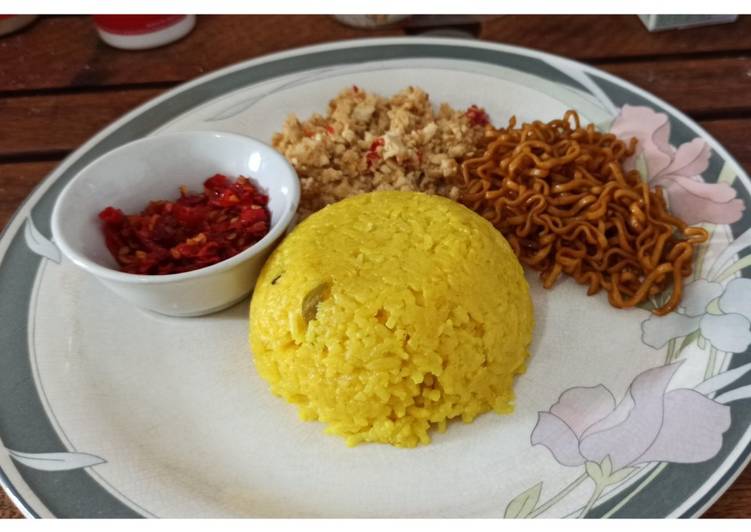 Langkah Mudah untuk Menyiapkan Nasi kuning + mie + tahu Anti Gagal