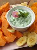 Plato de frutas con crema de té Matcha