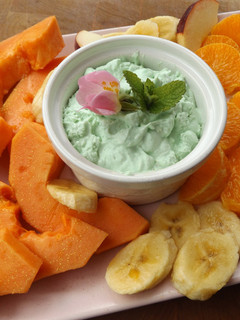 Una foto de Plato de frutas con crema de té Matcha