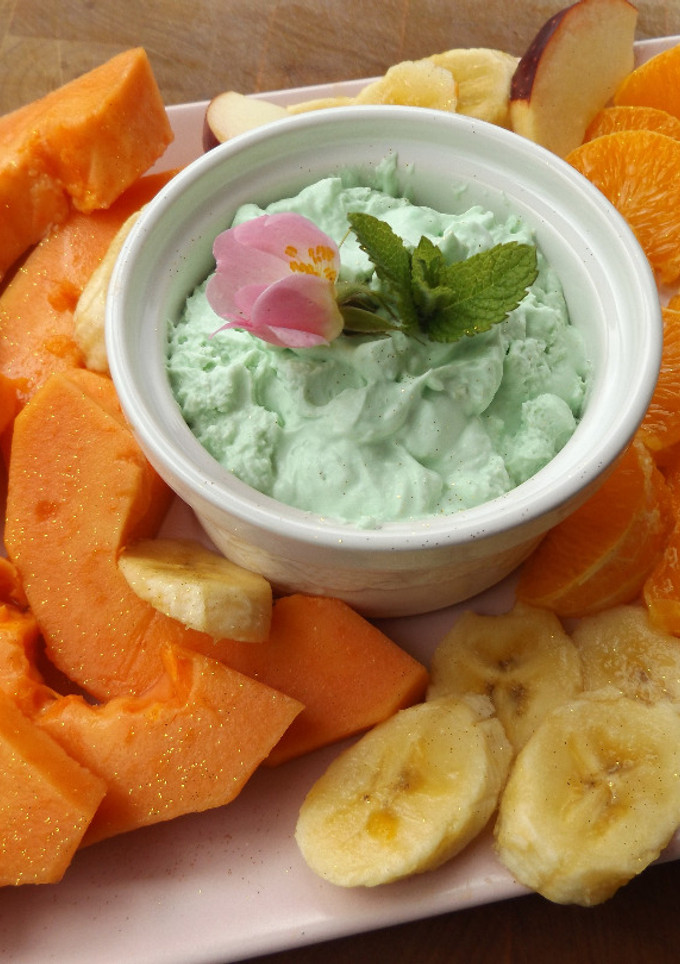 Una foto de Plato de frutas con crema de té Matcha