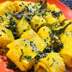 A picture of Khandvi.
