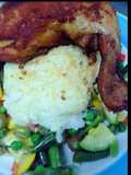 Pierna pernil apanada, vegetales al sartén y puré gratinado